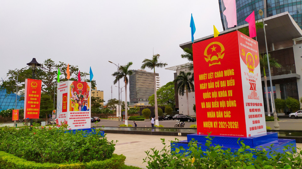 Các pano, khẩu hiệu tuyên truyền, chào mừng về bầu cử Quốc hội và Hội đồng Nhân dân các cấp nhiệm kỳ 2021-2026 ở các điểm công cộng tại Đà Nẵng. (Ảnh: Trần Lê Lâm/TTXVN) 