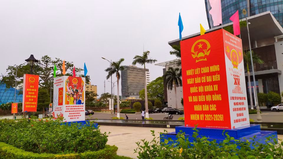 Các pano, khẩu hiệu tuyên truyền, chào mừng về bầu cử Quốc hội và Hội đồng Nhân dân các cấp nhiệm kỳ 2021-2026 ở các điểm công cộng tại Đà Nẵng. (Ảnh: Trần Lê Lâm/TTXVN) 