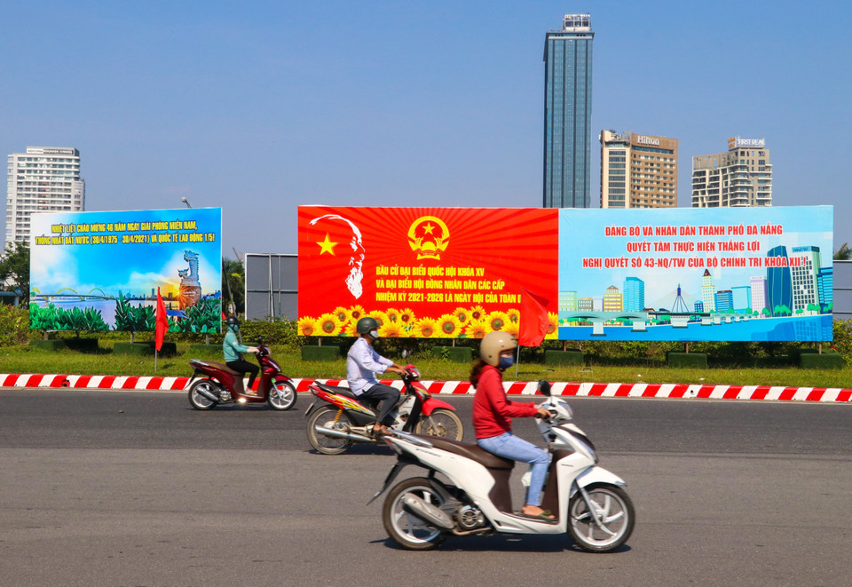 Các pano, khẩu hiệu tuyên truyền, chào mừng về bầu cử Quốc hội và Hội đồng Nhân dân các cấp nhiệm kỳ 2021-2026 trên các tuyến đường tại Đà Nẵng. (Ảnh: Trần Lê Lâm/TTXVN)