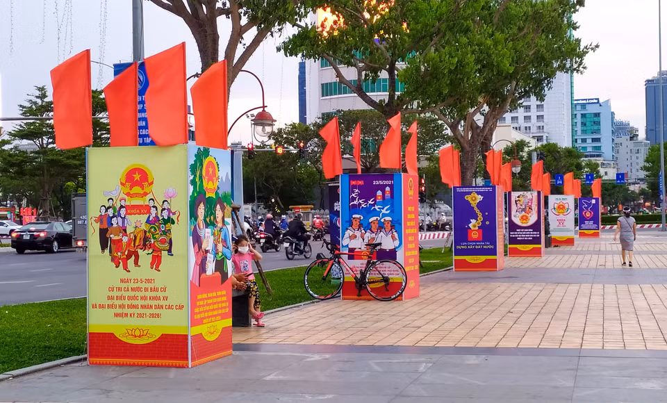 Các pano, khẩu hiệu tuyên truyền, chào mừng về bầu cử Quốc hội và Hội đồng Nhân dân các cấp nhiệm kỳ 2021-2026 trên các tuyến đường tại Đà Nẵng. (Ảnh: Trần Lê Lâm/TTXVN)
