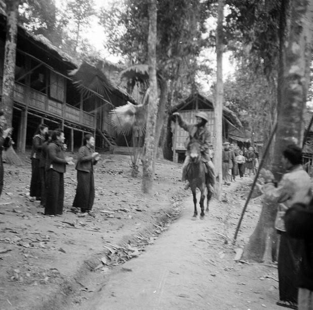 Các đại biểu dự Đại hội toàn quốc thống nhất Việt Minh-Liên Việt chào mừng Chủ tịch Hồ Chí Minh đến dự Đại hội (1951).(Nguồn: TTXVN 