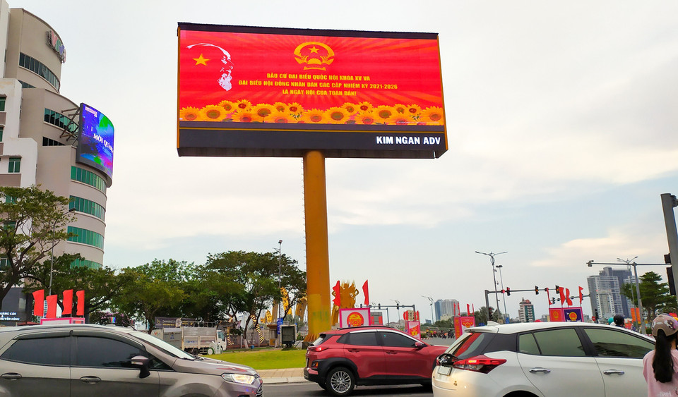 Các màn hình led lớn hiển thị khẩu hiệu tuyên truyền, chào mừng về bầu cử Quốc hội và Hội đồng Nhân dân các cấp nhiệm kỳ 2021-2026 ở các điểm công cộng tại Đà Nẵng. 