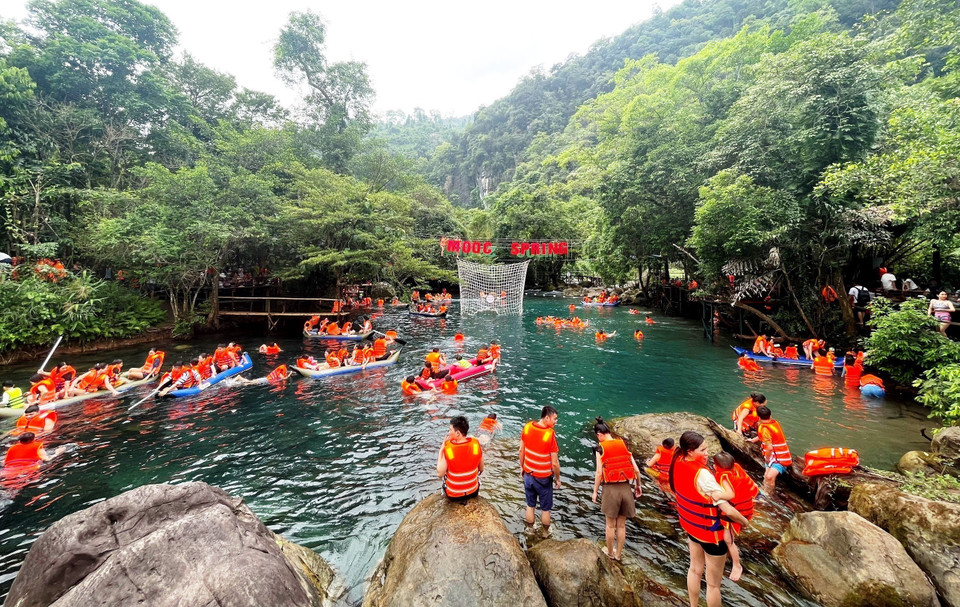 Khách đến tham quan, vui chơi tại các điểm du lịch ở Phong Nha-Kẻ Bàng trong 3 ngày nghỉ lễ tăng mạnh so với cùng kỳ năm 2022. (Ảnh: Võ Dung/TTXVN)