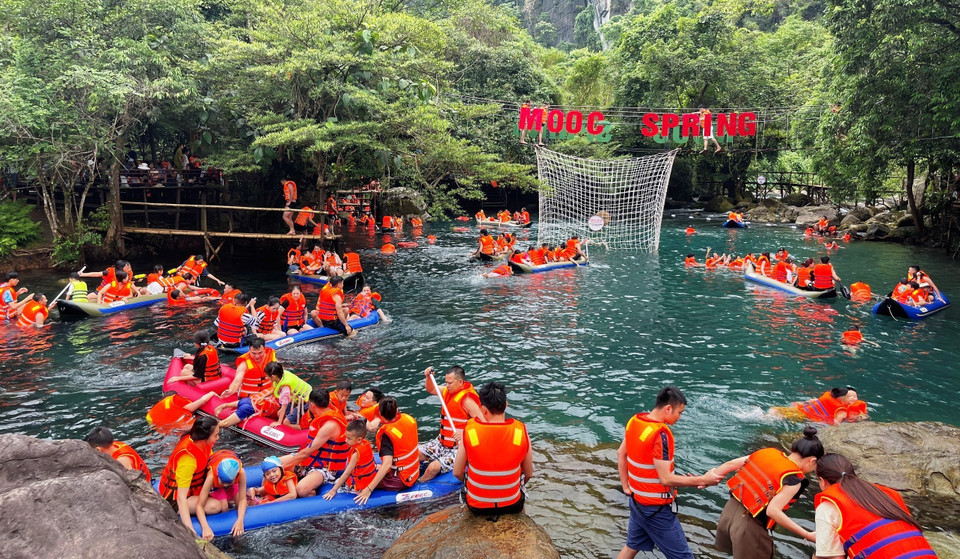 Các điểm, tuyến du lịch được đông đảo du khách lựa chọn như: động Phong Nha, suối Nước Moọc, sông Chày-Hang Tối... (Ảnh: Võ Dung/TTXVN)