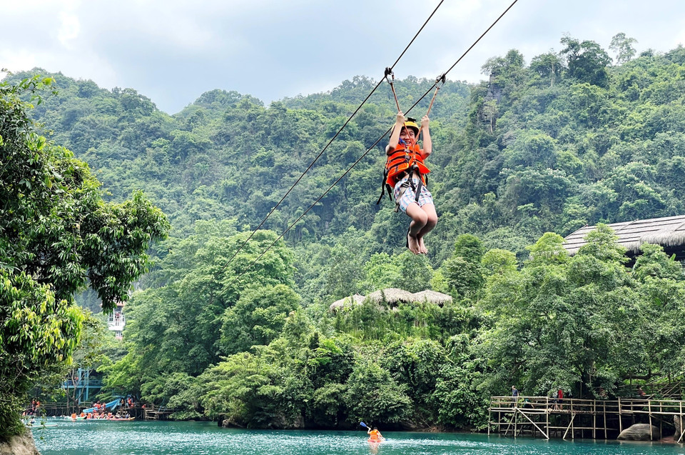 Du khách thích thú trải nghiệm nhiều trò chơi tại các điểm du lịch ở Phong Nha-Kẻ Bàng. (Ảnh: Võ Dung/TTXVN)