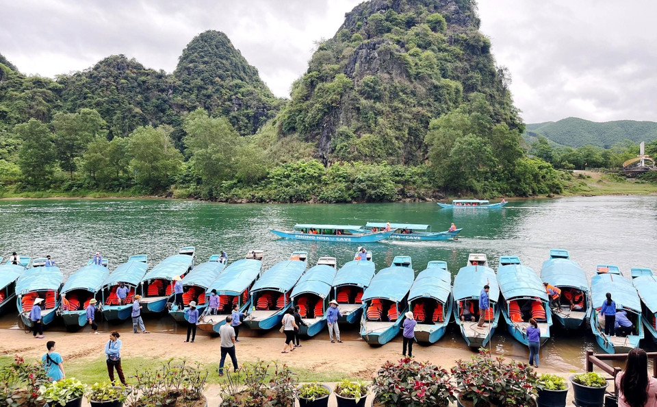 Các thuyền chở du khách tại bến xếp hàng trật tự, sẵn sàng đón tiếp du khách với hành trình khám phá hang động kỳ vĩ ở Phong Nha-Kẻ Bàng. (Ảnh: Võ Dung/TTXVN)