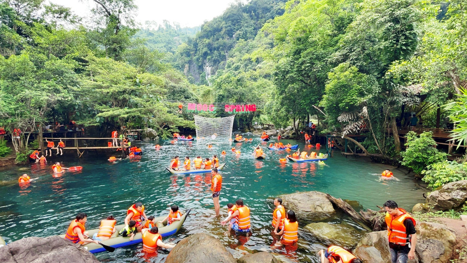 Riêng trong 2 ngày 30/4-1/5, Trung tâm Du lịch Phong Nha-Kẻ Bàng đón hơn 20.000 lượt du khách đến tham quan, khám phá và trải nghiệm. (Ảnh: Võ Dung/TTXVN)