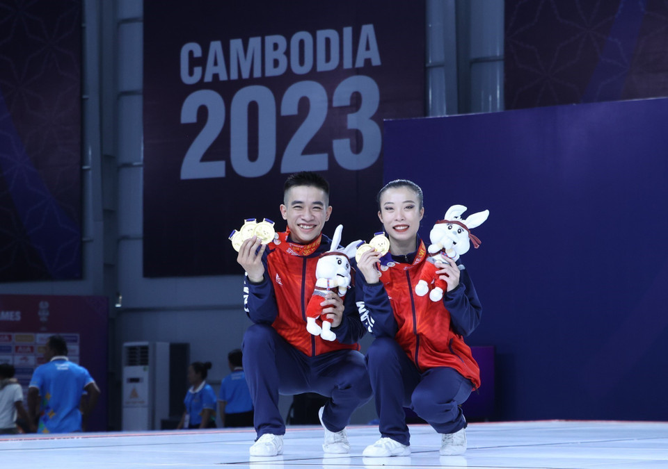 Vận động viên Trần Ngọc Thuý Vi và Lê Hoàng Phong giành huy chương Vàng cho đội tuyển Aerobic Việt Nam ở nội dung đôi nam nữ. Đội tuyển Aerobic Việt Nam thắng tuyệt đối (huy chương Vàng cả 5 nội dung). (Ảnh: Hoàng Linh/TTXVN)