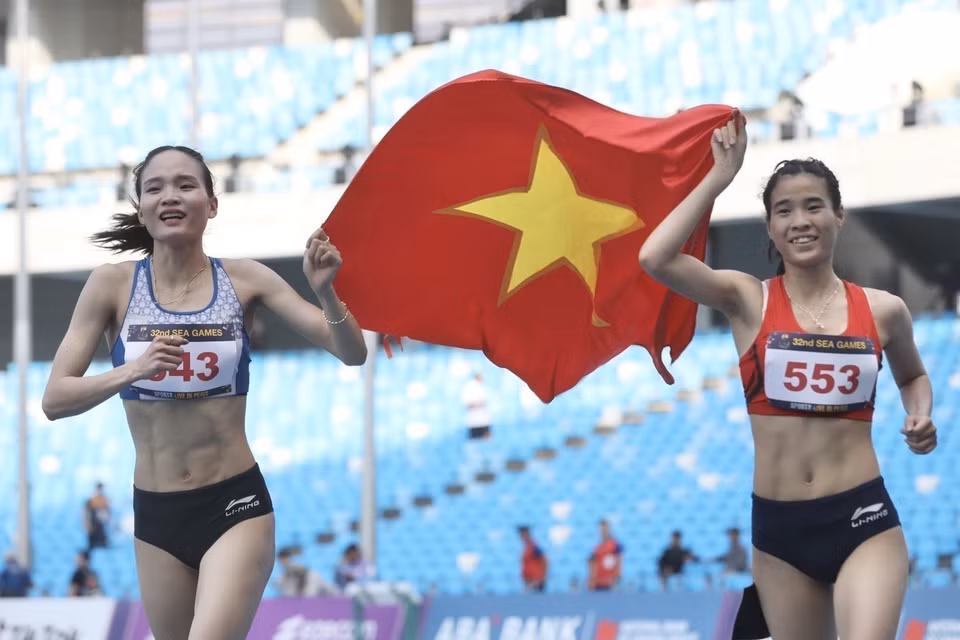 Hai vận động viên Nguyễn Thị Thu Hà (543) và Bùi Thị Ngân (553) lần lượt mang về cho đội tuyển Điền kinh Việt Nam huy chương Vàng và huy chương Bạc ở nội dung chạy 800m nữ tại SEA Games 32. Các vận động viên điền kinh đã giành được 12 huy chương Vàng, 20 huy chương Bạc, 8 huy chương Đồng đóng góp lớn vào thành tích của đoàn thể thao Việt Nam. (Ảnh: Minh Quyết/TTXVN)