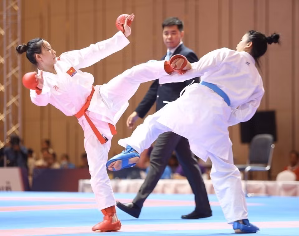 Nội dung Kumite đồng đội nữ, các vận động viên Trương Thị Thương, Đinh Thị Hương, Nguyễn Thị Ngoan, Hoàng Thị Mỹ Tâm thi đấu xuất sắc, giành huy chương Vàng. (Ảnh: TTXVN)