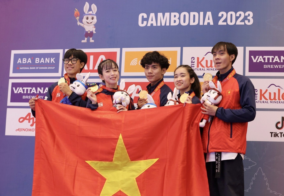 Nội dung chung kết Quyền sáng tạo đồng đội, màn trình diễn của các võ sĩ Nguyễn Ngọc Minh Hy, Nguyễn Thị Mộng Quỳnh, Hứa Văn Huy, Châu Tuyết Vân, Trần Đăng Khoa đã đạt điểm 7,040, mang về tấm huy chương Vàng thứ hai cho đội tuyển Taekwondo Việt Nam tại SEA Games 32. (Ảnh: TTXVN)