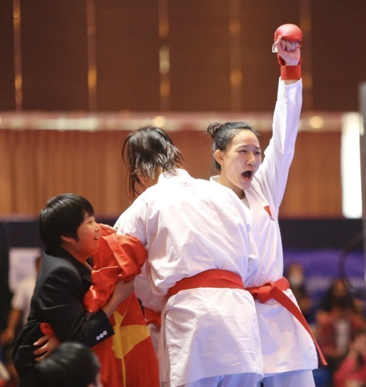 Nội dung Kumite đồng đội nữ, các vận động viên Trương Thị Thương, Đinh Thị Hương, Nguyễn Thị Ngoan, Hoàng Thị Mỹ Tâm thi đấu xuất sắc, giành huy chương Vàng. (Ảnh: TTXVN)