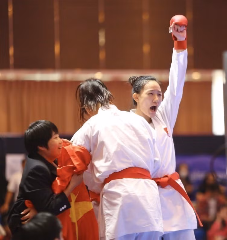 Nội dung Kumite đồng đội nữ, các vận động viên Trương Thị Thương, Đinh Thị Hương, Nguyễn Thị Ngoan, Hoàng Thị Mỹ Tâm thi đấu xuất sắc, giành huy chương Vàng. (Ảnh: TTXVN)