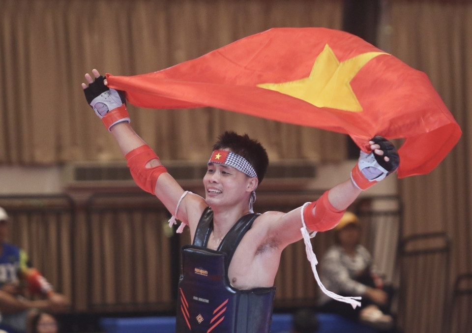 Vận động viên Huỳnh Văn Cường giành huy chương Vàng hạng 65kg. Kun Bakator là môn võ cổ truyền của nước chủ nhà Campuchia, các vận động viên vẫn xuất sắc giành 6 huy chương Vàng, đứng thứ 2 trên bảng tổng sắp môn này. (Ảnh: TTXVN)