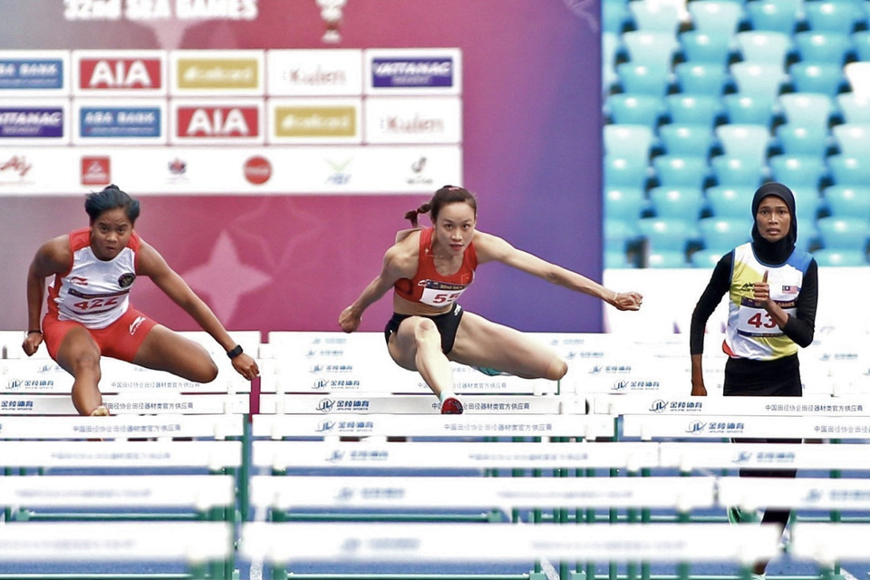 Đội tuyển Điền kinh giành được tổng cộng 40 huy chương, trong đó có 12 huy chương Vàng, 20 huy chương Bạc, 8 huy chương Đồng. Trong ảnh, vận động viên Huỳnh Thị Mỹ Tiên giành huy chương Vàng 100m rào nữ. (Ảnh: Minh Quyết/TTXVN)