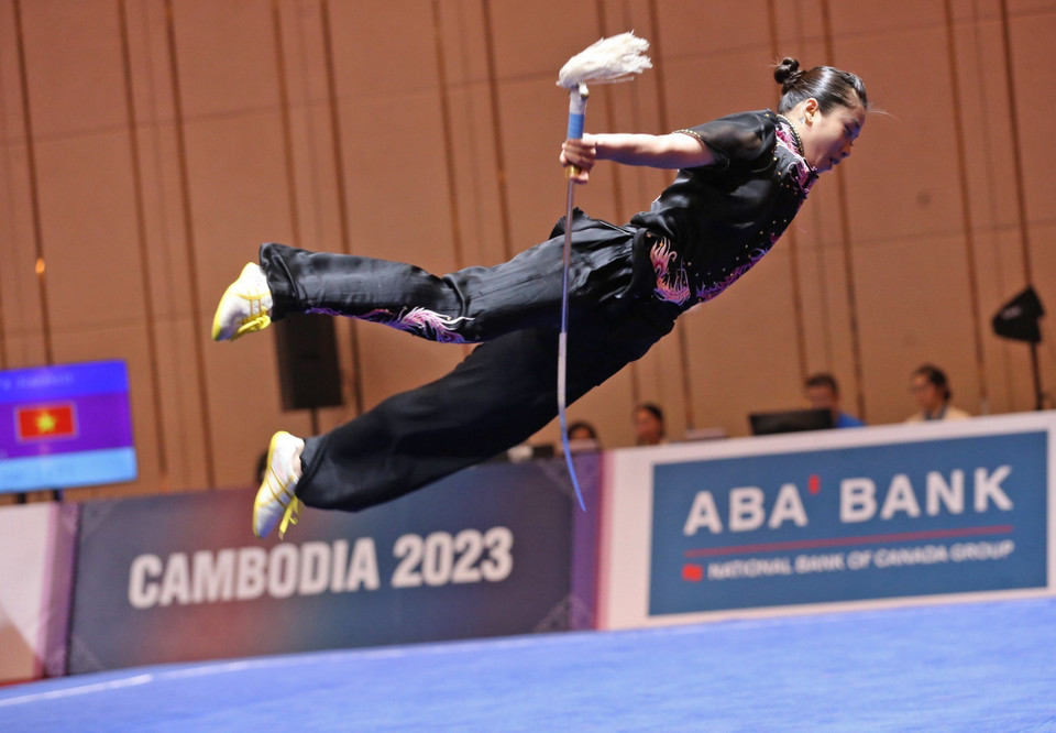 Vận động viên Dương Thúy Vi xuất sắc mang về huy chương Vàng đầu tiên cho Wushu Việt Nam ở nội dung thương + kiếm thuật nữ. Đội tuyển Wushu mang về 6 huy chương Vàng, 3 huy chương Bạc, 2 huy chương Đồng (Trong đó 2 huy chương Vàng nội dung biểu diễn, 4 huy chương Vàng nội dung tán thủ). (Ảnh: Hoàng Linh/TTXVN)