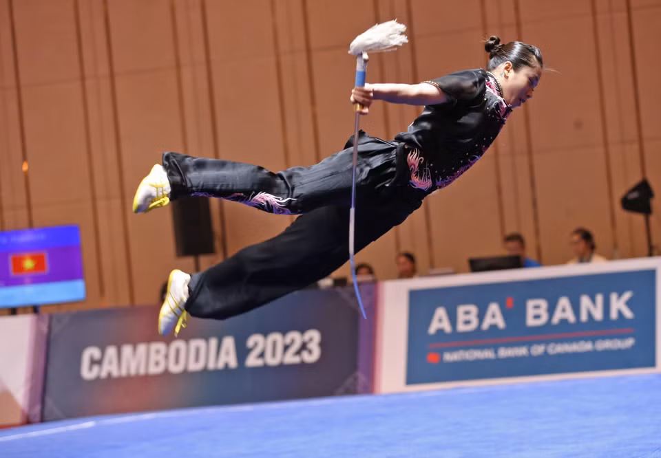 Vận động viên Dương Thúy Vi xuất sắc mang về huy chương Vàng đầu tiên cho Wushu Việt Nam ở nội dung thương + kiếm thuật nữ. Đội tuyển Wushu mang về 6 huy chương Vàng, 3 huy chương Bạc, 2 huy chương Đồng (Trong đó 2 huy chương Vàng nội dung biểu diễn, 4 huy chương Vàng nội dung tán thủ). (Ảnh: Hoàng Linh/TTXVN)