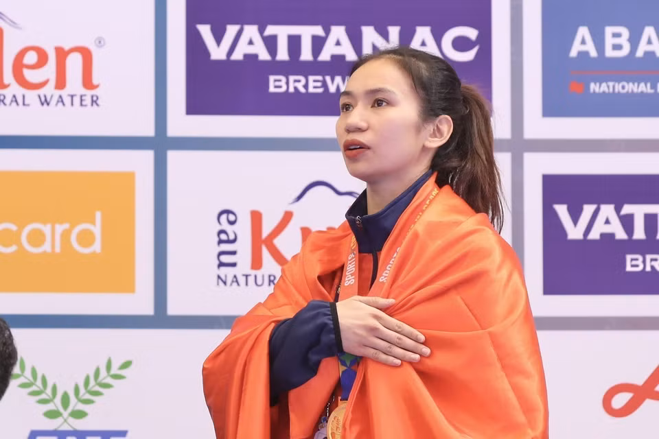 Vận động viên Lê Thị Hiền (giáp xanh) đã xuất sắc giành huy chương Vàng đầu tiên nội dung đối kháng hạng 55kg cho đội tuyển Vovinam Việt Nam tại SEA Games 32. (Ảnh: Minh Quyết/TTXVN)