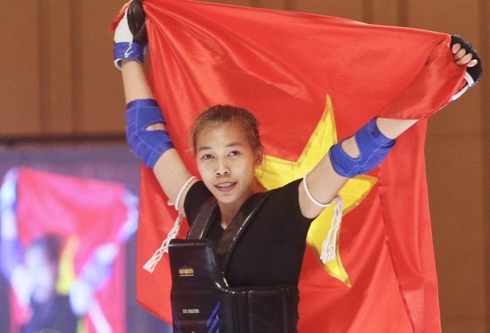 Vận động viên đội tuyển Kun Bokator Trần Võ Song Thương đã đánh bại đối thủ Philippines trong trận chung kết nội dung đối kháng hạng 60kg nữ để giành huy chương Vàng. (Ảnh: TTXVN)