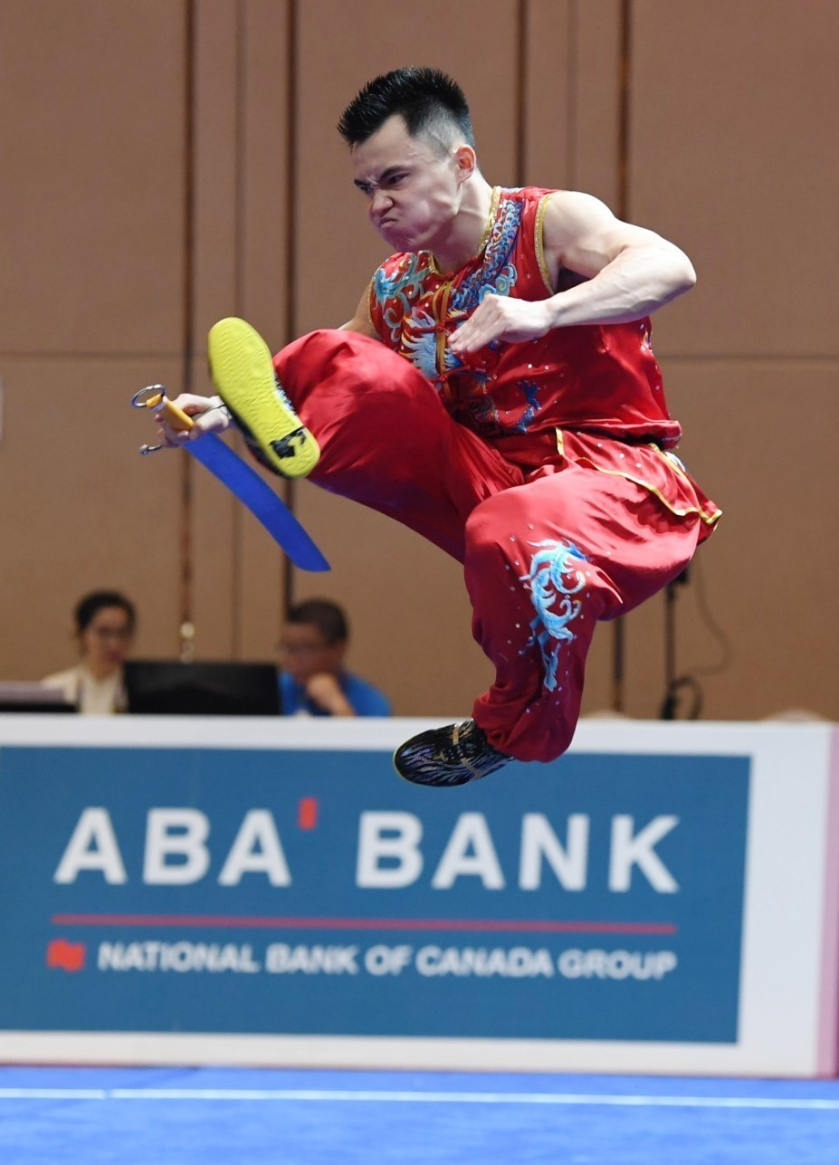 Vận động viên Nông Văn Hữu giành huy chương Vàng nội dung nam đao và nam côn nam đóng góp vào thành công của Đội tuyển Wushu với 6 huy chương Vàng, 3 huy chương Bạc, 2 huy chương Đồng (Trong đó 2 huy chương Vàng nội dung biểu diễn, 4 huy chương Vàng nội dung tán thủ). (Ảnh: Hoàng Linh/TTXVN)