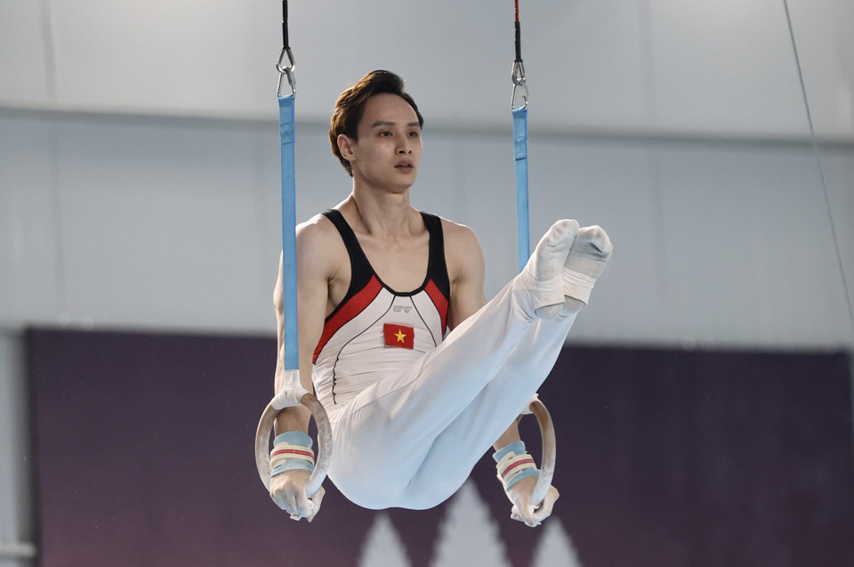 Đội tuyển Thể dục Dụng cụ Nam Việt Nam đã giành huy chương Vàng với 313 điểm, đội Philippines xếp thứ 2 với 305 điểm, thứ 3 là Malaysia với 295 điểm. Đây là chiếc huy chương Vàng giành được do công của Văn Vĩ Lương, Nguyễn Văn Khánh Phong, Lê Thanh Tùng, Đinh Phương Thành, Trịnh Hải Khang, Đặng Ngọc Xuân Thiện. (Ảnh: TTXVN)