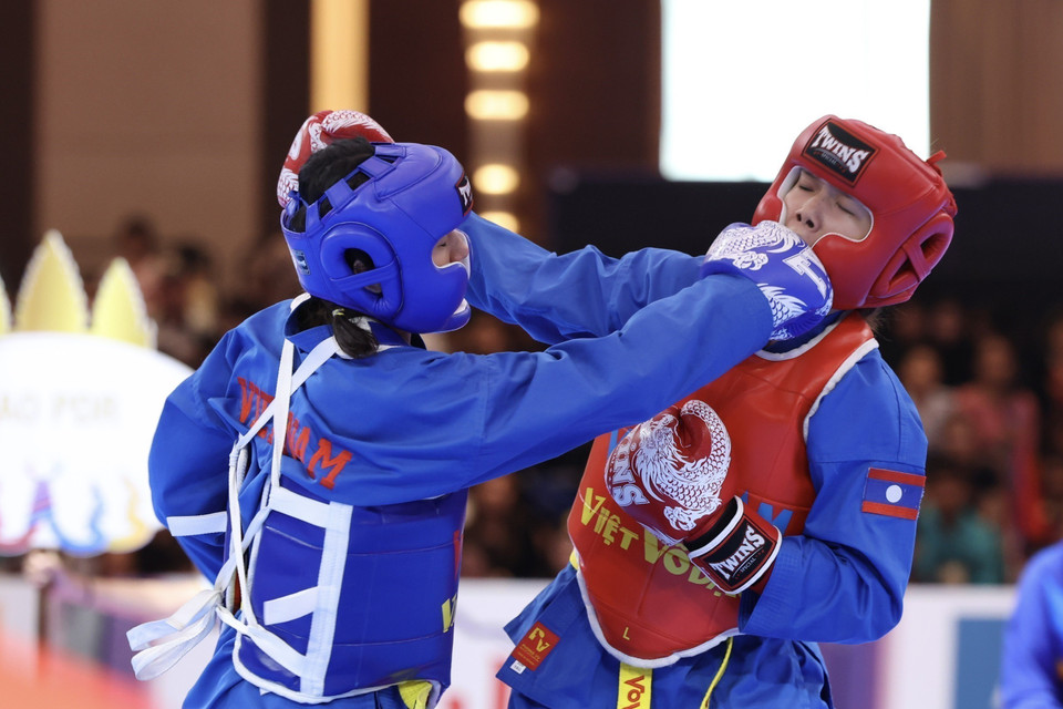 Vận động viên Lê Thị Hiền (giáp xanh) đã xuất sắc đánh bại vận động viên Alisa Panyasyli (giáp đỏ, Lào) trong trận chung kết nội dung đối kháng hạng 55kg nữ giành huy chương Vàng đầu tiên của đội tuyển Vovinam Việt Nam tại SEA Games 32. (Ảnh: Minh Quyết/TTXVN)