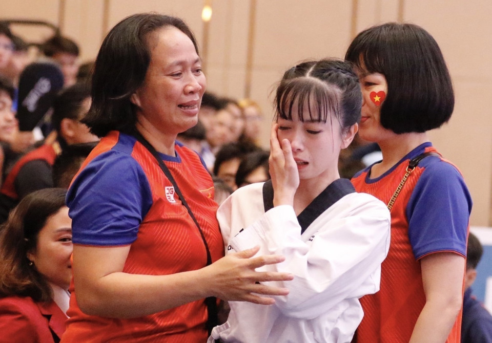 Màn trình diễn của các võ sỹ Nguyễn Ngọc Minh Hy, Nguyễn Thị Mộng Quỳnh, Hứa Văn Huy, Châu Tuyết Vân, Trần Đăng Khoa đã đạt điểm 7,040 nội dung Quyền sáng tạo đồng đội, qua đó mang về tấm huy chương Vàng thứ hai cho đội tuyển Taekwondo Việt Nam tại SEA Games 32. (Ảnh: TTXVN)