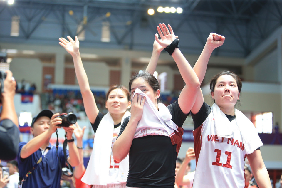 Đội tuyển bóng rổ nữ 3x3 Việt Nam (áo trắng) đã xuất sắc đánh bại đội tuyển nữ Philippines (áo xanh) trong trận chung kết với tỷ số 21-16 để giành huy chương Vàng bóng rổ đầu tiên trong lịch sử các kỳ SEA Games cho thể thao Việt Nam. (Ảnh: Hoàng Linh/TTXVN)