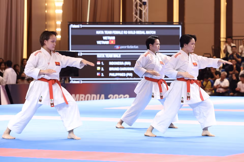 Đội tuyển Karate Việt Nam liên tiếp giành 2 huy chương Vàng ở 2 nội dung Kata (quyền biểu diễn) đồng đội nữ và đồng đội nam. (Ảnh: Minh Quyết/TTXVN)