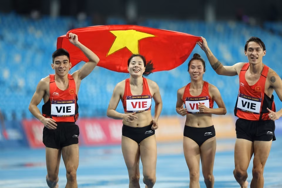 Đội tuyển Điền kinh Việt Nam giành huy chương Vàng nội dung 4x400m hỗn hợp. Các vận động viên điền kinh đã giành được 12 huy chương Vàng, 20 huy chương Bạc, 8 huy chương Đồng đóng góp lớn vào thành tích của đoàn thể thao Việt Nam. (Ảnh: Minh Quyết/TTXVN)