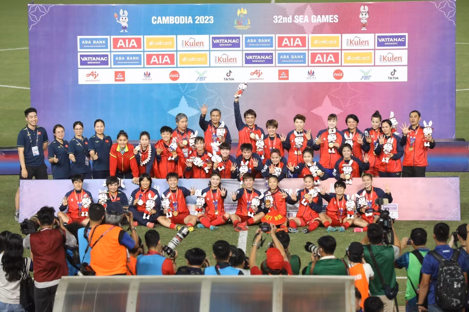 Đội tuyển Việt Nam (áo đỏ) xuất sắc giành chiến thắng 2-0 trước đội tuyển Myanmar (áo trắng) bằng 2 bàn thắng của Huỳnh Như và Thanh Nhã. Đội tuyển nữ Việt Nam trở thành đội bóng đầu tiên trong lịch sử vô địch 4 kỳ SEA Games liên tiếp và 8 lần vô địch tại các kỳ SEA Games. (Ảnh: TTXVN)