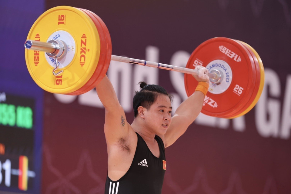 Vận động viên Nguyễn Quốc Toàn thi đấu xuất sắc giành huy chương Vàng hạng 89kg nam với thành tích 345kg, phá sâu kỷ lục SEA Games ở cả 2 nội dung cử giật và cử đẩy. Kỷ lục trước của nội dung cử giật là 150, Quốc Toàn là 155kg; ở nội dung cử đẩy là 187kg, Quốc Toàn là 190kg. (Ảnh: Minh Quyết/TTXVN)