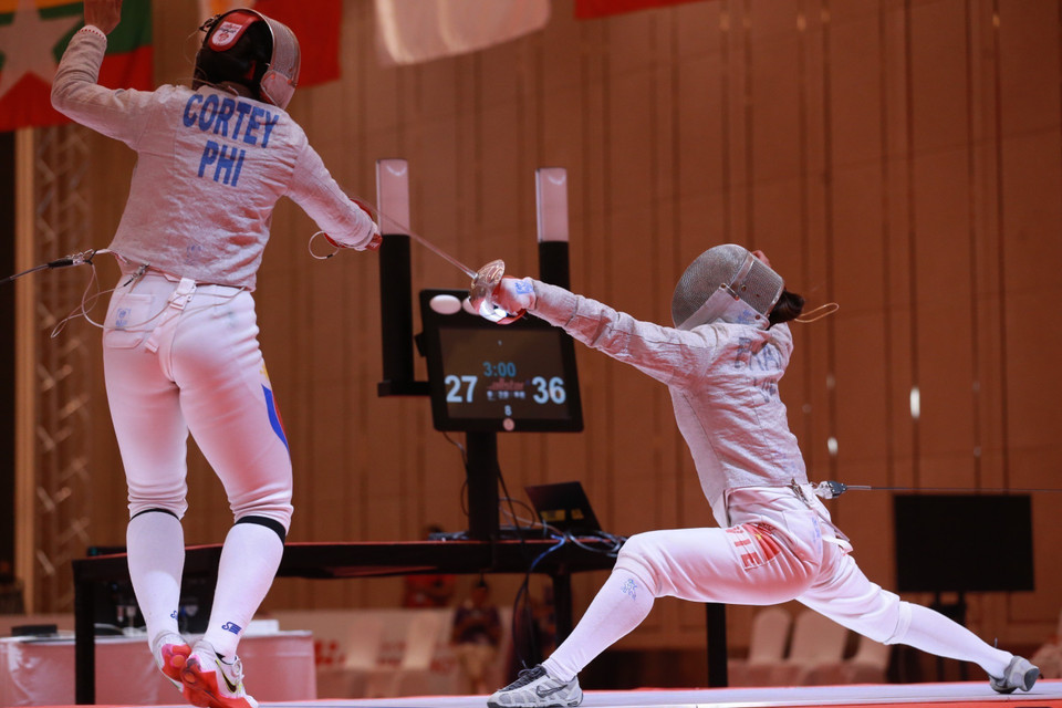 Các vận động viên Phùng Thị Khánh Linh, Phạm Thị Thu Hoài, Bùi Thị Thu Hà, Lê Minh Hằng giành huy chương Vàng môn Đấu kiếm ở nội dung Kiếm chém đồng đội nữ. (Ảnh: TTXVN)