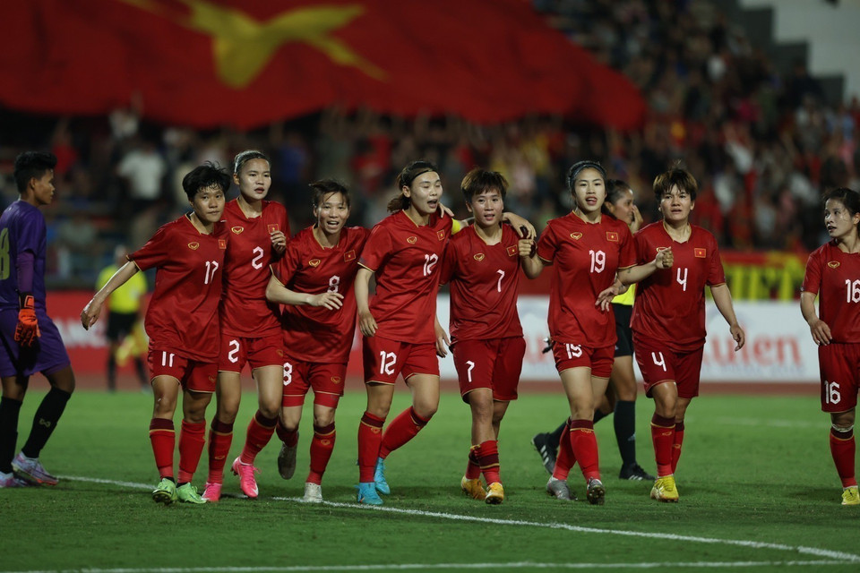 Đội tuyển Việt Nam (áo đỏ) xuất sắc giành chiến thắng 2-0 trước đội tuyển Myanmar (áo trắng) bằng 2 bàn thắng của Huỳnh Như và Thanh Nhã. Đội tuyển nữ Việt Nam trở thành đội bóng đầu tiên trong lịch sử vô địch 4 kỳ SEA Games liên tiếp và 8 lần vô địch tại các kỳ SEA Games. (Ảnh: TTXVN)