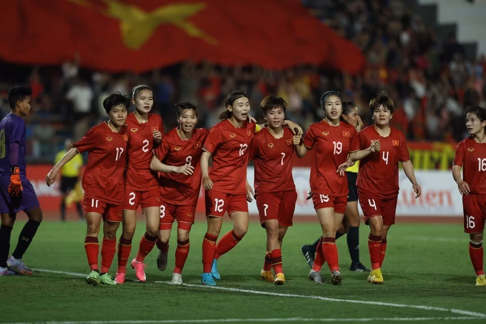 Đội tuyển Việt Nam (áo đỏ) xuất sắc giành chiến thắng 2-0 trước đội tuyển Myanmar (áo trắng) bằng 2 bàn thắng của Huỳnh Như và Thanh Nhã. Đội tuyển nữ Việt Nam trở thành đội bóng đầu tiên trong lịch sử vô địch 4 kỳ SEA Games liên tiếp và 8 lần vô địch tại các kỳ SEA Games. (Ảnh: TTXVN)