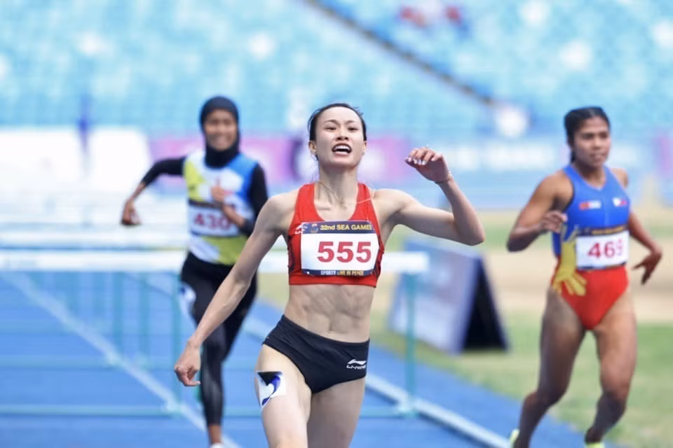 Vận động viên Huỳnh Thị Mỹ Tiên giành huy chương Vàng 100m rào nữ góp phần vào thành công của đội tuyển điền kinh Việt Nam. (Ảnh: Minh Quyết/TTXVN)