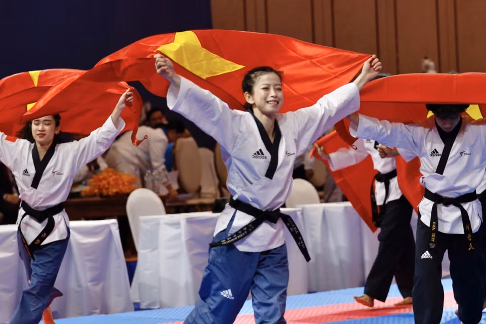 Các võ sỹ Nguyễn Ngọc Minh Hy, Nguyễn Thị Mộng Quỳnh, Hứa Văn Huy, Châu Tuyết Vân, Trần Đăng Khoa đã đạt điểm 7,040 nội dung Quyền sáng tạo đồng đội, qua đó mang về tấm huy chương Vàng thứ hai cho đội tuyển Taekwondo Việt Nam tại SEA Games 32. (Ảnh: TTXVN)
