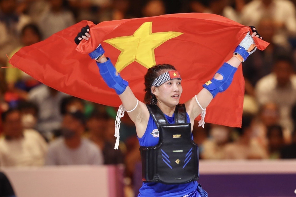 Vận động viên Phạm Thị Phượng xuất sắc đánh bại vận động viên người Campuchia để giành huy chương Vàng ở hạng cân 45kg nữ, môn Kun Bokator tại SEA Games 32. Dù Kun Bakator là môn võ cổ truyền của nước chủ nhà Campuchia, các vận động viên vẫn xuất sắc giành 6 huy chương Vàng, đứng thứ 2 trên bảng tổng sắp môn này. (Ảnh: TTXVN)