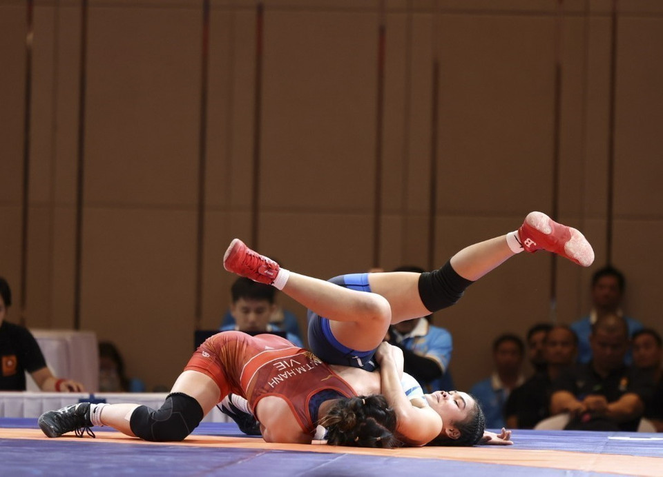 Vận động viên Nguyễn Thị Mỹ Hạnh đánh bại vận động viên nước chủ nhà Campuchia, giành huy chương Vàng môn Vật ở hạng cân 62kg tại SEA Games 32.Môn vật tiếp tục là mỏ vàng của đội tuyển Việt Nam với 13 huy chương Vàng. (Ảnh: Minh Quyết/TTXVN)