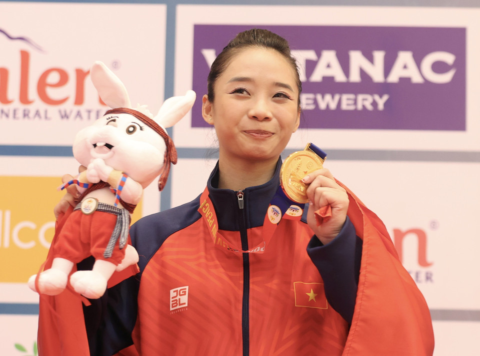 Vận động viên Dương Thúy Vi xuất sắc mang về huy chương Vàng đầu tiên cho Wushu Việt Nam ở nội dung thương + kiếm thuật nữ. Đội tuyển Wushu mang về 6 huy chương Vàng, 3 huy chương Bạc, 2 huy chương Đồng (Trong đó 2 huy chương Vàng nội dung biểu diễn, 4 huy chương Vàng nội dung tán thủ). (Ảnh: Hoàng Linh/TTXVN)