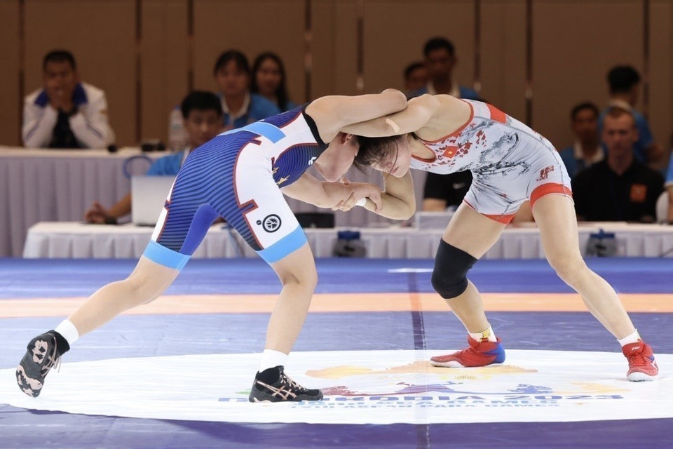 vận động viên Nguyễn Thị Xuân giành huy chương Vàng môn Vật ở hạng cân 50kg tại SEA Games 32. Môn vật tiếp tục là “mỏ vàng” của đội tuyển Việt Nam với 13 huy chương Vàng. (Ảnh: Minh Quyết/TTXVN)