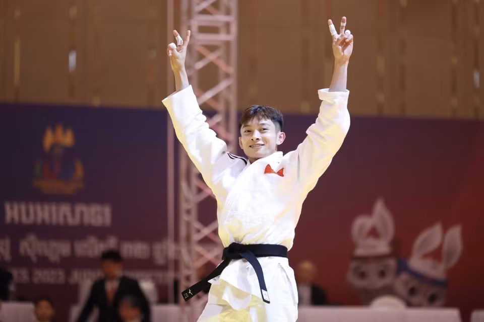 Vận động viên Nguyễn Hoàng Thành (áo trắng) thắng knock-out võ sỹ Thái Lan (áo xanh) bằng điểm ippon, giành huy chương Vàng chung kết hạng cân 55kg nam. Đội tuyển Judo có một kỳ đại hội thành công với 8 huy chương Vàng, 1 huy chương Bạc, 1 huy chương Đồng dẫn đầu bộ môn này. (Ảnh: TTXVN)