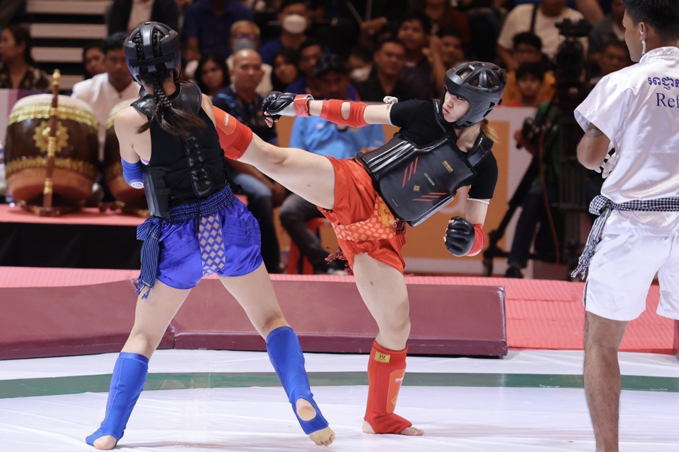 Vận động viên Phạm Thị Phượng xuất sắc đánh bại vận động viên người Campuchia để giành huy chương Vàng ở hạng cân 45kg nữ, môn Kun Bokator tại SEA Games 32. (Ảnh: TTXVN)