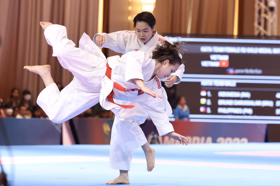 Đội tuyển Karate Việt Nam liên tiếp giành 2 huy chương Vàng ở 2 nội dung Kata (quyền biểu diễn) đồng đội nữ và đồng đội nam. (Ảnh: Minh Quyết/TTXVN)