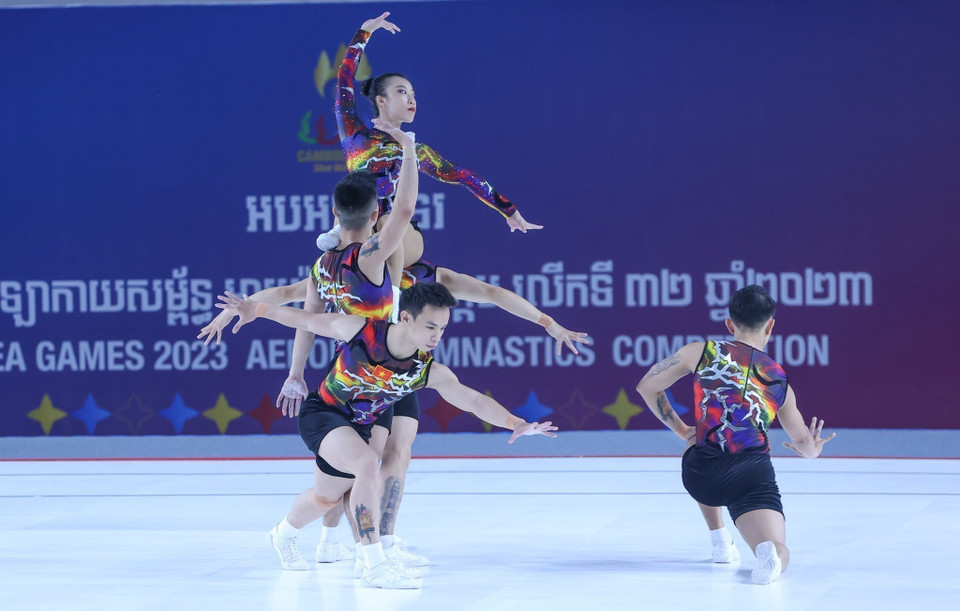 Huy chương Vàng nội dung Nhóm 5 người của Trần Ngọc Thuý Vi, Lê Hoàng Phong, Nguyễn Chế Thanh, Vương Hoài Ân, Nguyễn Việt Anh. Đội tuyển Aerobic Việt Nam đã lấy trọn cả 5 huy chương Vàng ở 5 nội dung thi đấu của môn Aerobic tại SEA Games 32. (Ảnh: Hoàng Linh/TTXVN)