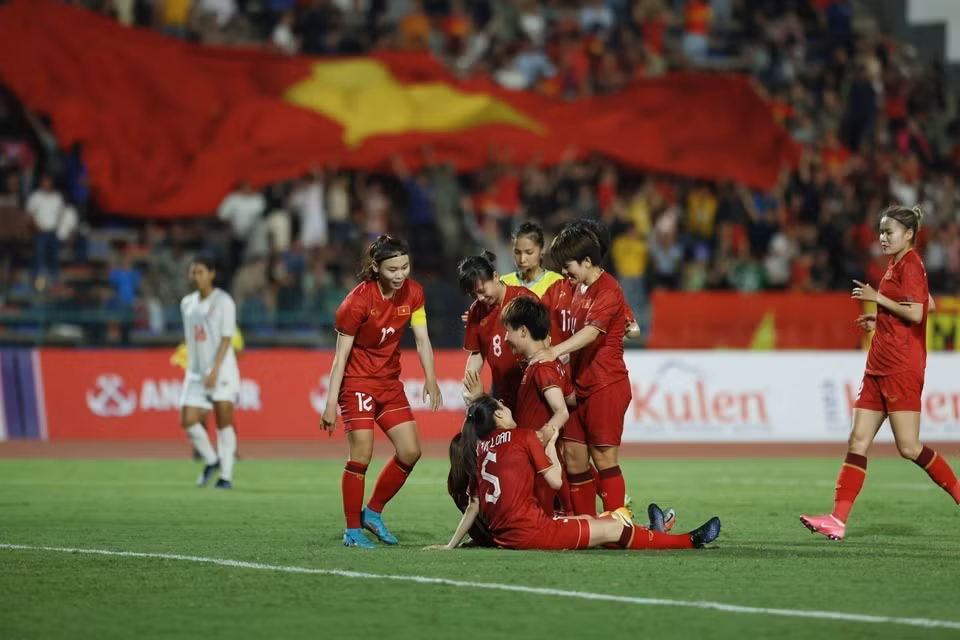 Đội tuyển Việt Nam (áo đỏ) xuất sắc giành chiến thắng 2-0 trước đội tuyển Myanmar (áo trắng) bằng 2 bàn thắng của Huỳnh Như và Thanh Nhã. Đội tuyển nữ Việt Nam trở thành đội bóng đầu tiên trong lịch sử vô địch 4 kỳ SEA Games liên tiếp và 8 lần vô địch tại các kỳ SEA Games. (Ảnh: TTXVN)