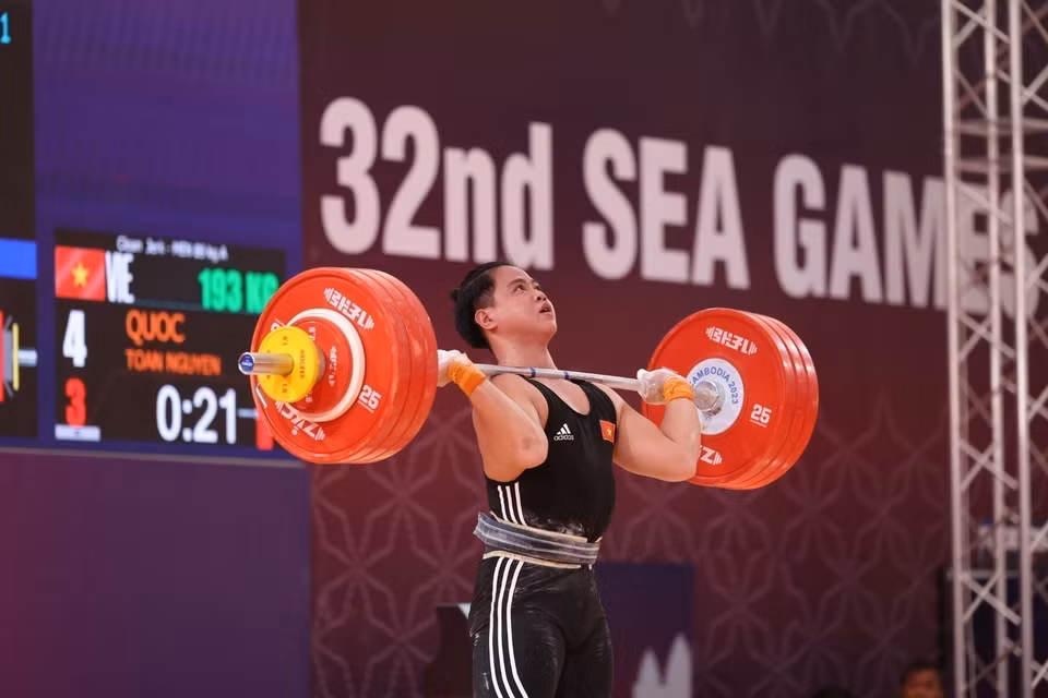 Vận động viên Nguyễn Quốc Toàn thi đấu xuất sắc giành huy chương Vàng hạng 89kg nam với thành tích 345kg, phá sâu kỷ lục SEA Games ở cả 2 nội dung cử giật và cử đẩy. Kỷ lục trước của nội dung cử giật là 150, Quốc Toàn là 155kg; ở nội dung cử đẩy là 187kg, Quốc Toàn là 190kg. (Ảnh: Minh Quyết/TTXVN)