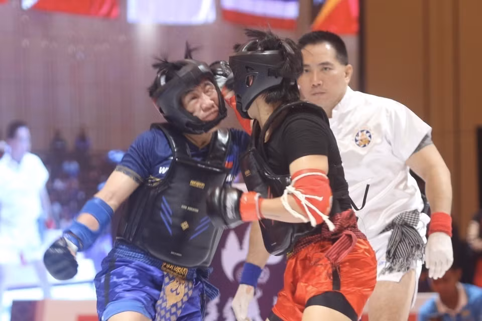 Tại SEA Games 32, dù Kun Bakator là môn võ cổ truyền của nước chủ nhà Campuchia, các vận động viên vẫn xuất sắc giành 6 huy chương Vàng, đứng thứ 2 trên bảng tổng sắp môn này. (Ảnh: TTXVN)