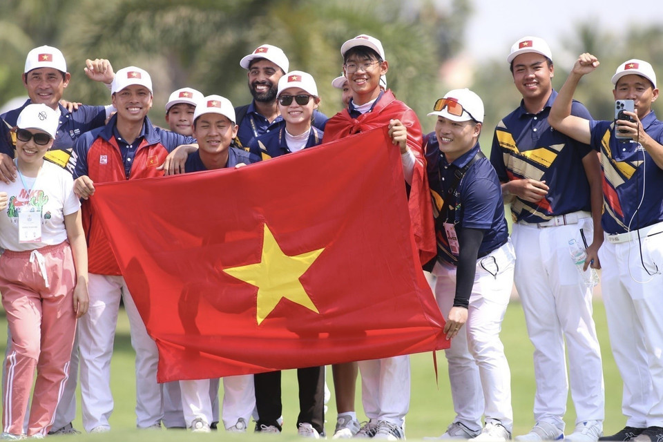Vận động viên Lê Khánh Hưng giành huy chương Vàng đầu tiên cho đội tuyển Golf Việt Nam tại SEA Games 32 với thành tích -13 gậy. (Ảnh: TTXVN)