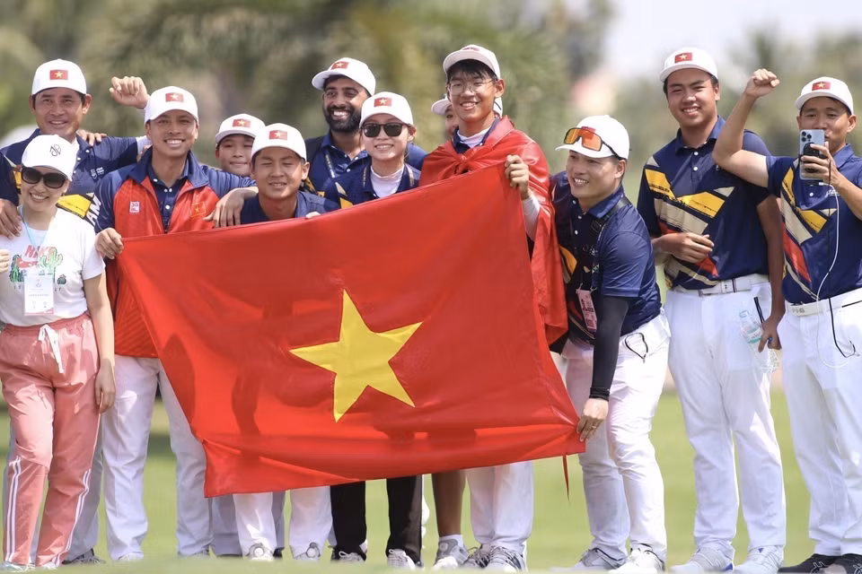 Vận động viên Lê Khánh Hưng giành huy chương Vàng đầu tiên cho đội tuyển Golf Việt Nam tại SEA Games 32 với thành tích -13 gậy. (Ảnh: TTXVN)